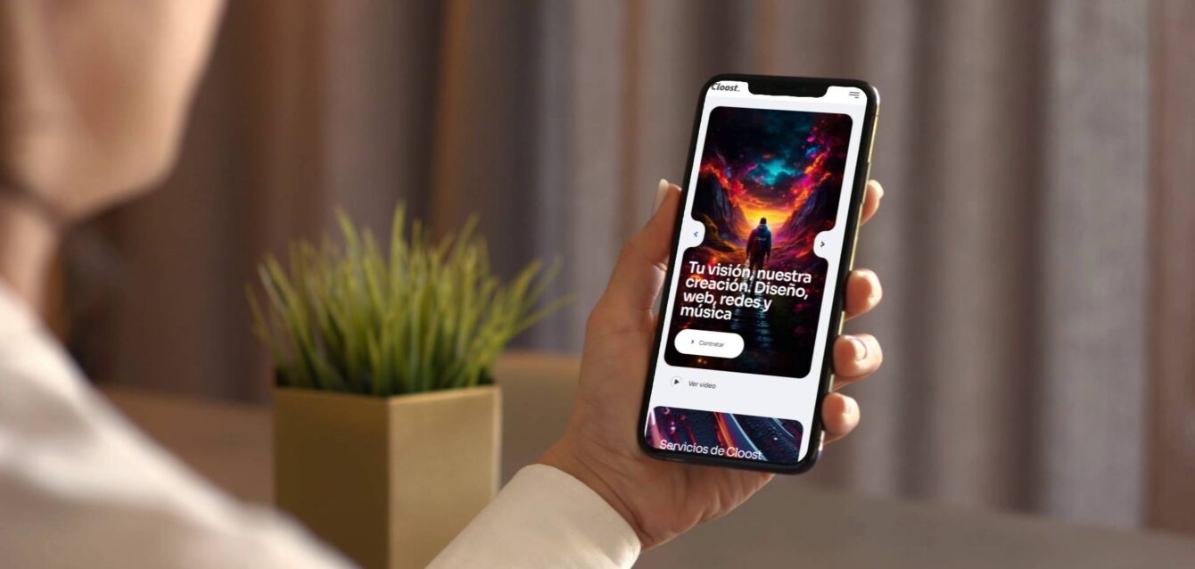 Mujer mirando la página web de Cloost en un teléfono